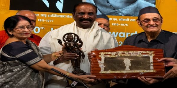 ज्ञानपीठ पुरस्कार प्राप्त करते वैरमुत्तु ज्ञानपीठ पुरस्कार प्राप्त करते वैरमुत्तु
