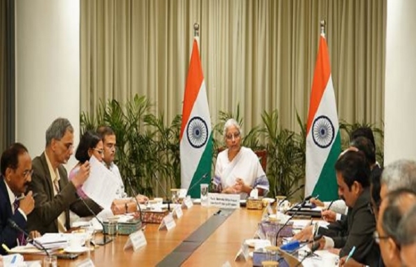 सार्वजनिक क्षेत्र के बैंकों और वित्तीय संस्थानों के प्रमुखों के साथ समीक्षा बैठक करते सीतारमण सार्वजनिक क्षेत्र के बैंकों और वित्तीय संस्थानों के प्रमुखों के साथ समीक्षा बैठक करते सीतारमण