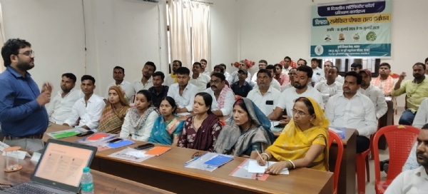 किसानों को जानकारी देते कृषि वैज्ञानिक किसानों को जानकारी देते कृषि वैज्ञानिक