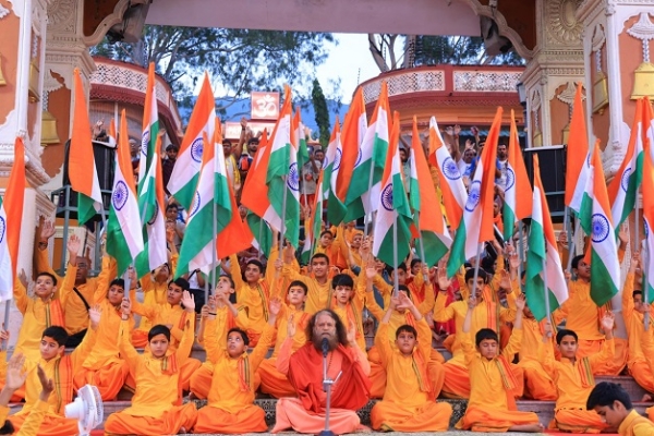 ऋषिकेश परमार्थ निकेतन की सायंकालीन गंगा आरती में अध्यक्ष एवं परमार्थ पीठाधीश्वर स्वामी चिदानंद सरस्वती। ऋषिकेश परमार्थ निकेतन की सायंकालीन गंगा आरती में अध्यक्ष एवं परमार्थ पीठाधीश्वर स्वामी चिदानंद सरस्वती।