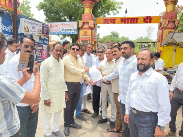 कांग्रेस ने राष्ट्रपति के नाम सौंपा ज्ञापन कांग्रेस ने राष्ट्रपति के नाम सौंपा ज्ञापन
