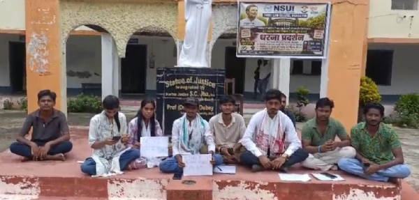 धरना देते युवा कांग्रेस धरना देते युवा कांग्रेस