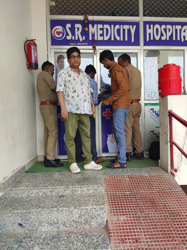 मानकविहीन पाये जाने पर एसआर मेडिसिटी हॉस्पिटल को सीज करती स्वास्थ्य विभाग की टीम मानकविहीन पाये जाने पर एसआर मेडिसिटी हॉस्पिटल को सीज करती स्वास्थ्य विभाग की टीम