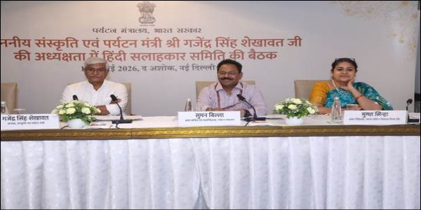 केंद्रीय मंत्री गजेंद्र सिंह शेखावत के साथ अन्य लोग मौजूद।