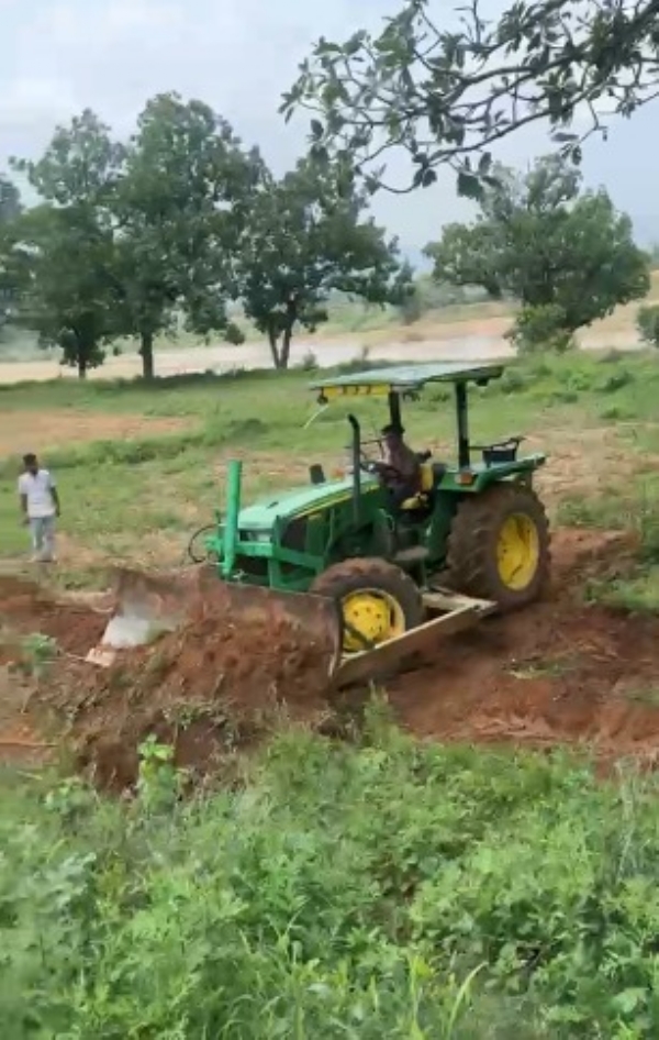 कार्रवाई करते अधिकारी।