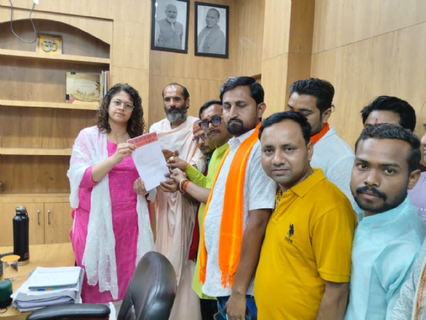 डीएम गजल भारद्वाज को ज्ञापन सौंपते लोग डीएम गजल भारद्वाज को ज्ञापन सौंपते लोग