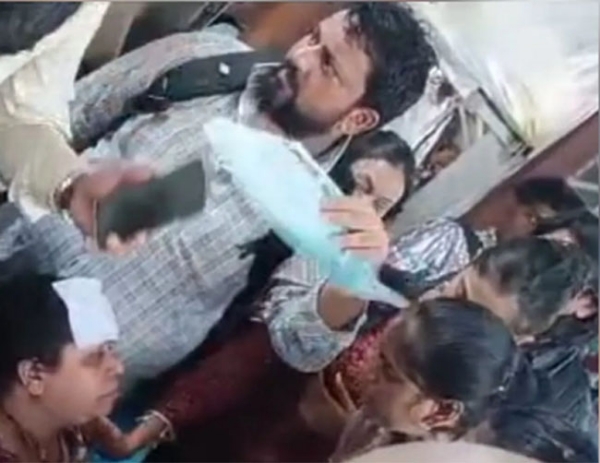 फोटो: एसी लोकल में एसी सिस्टम बंद होने से बीमार शख्स की तस्वीर फोटो: एसी लोकल में एसी सिस्टम बंद होने से बीमार शख्स की तस्वीर
