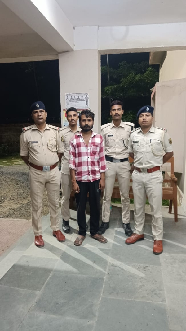 दरभंगा:1350 लीटर नेपाली शराब बरामदगी मामले में गिरफ्तार आरोपी को लेकर आवश्यक कार्रवाई करती अलीनगर थाना पुलिस।