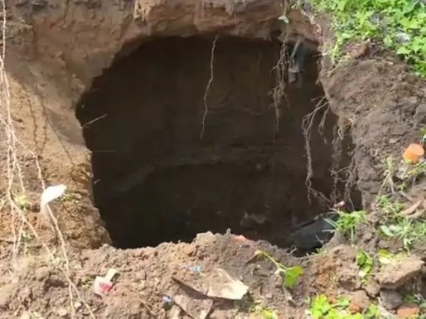 जमीन धसने से बना बड़ा गड्ढा जमीन धसने से बना बड़ा गड्ढा