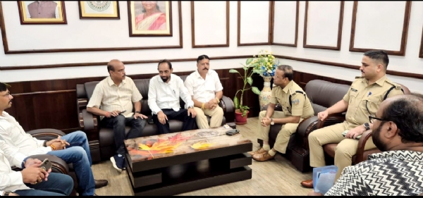 भाजपा जमशेदपुर महानगर का एक प्रतिनिधिमंडल सांसद विद्युत वरण महतो के साथ पूर्वी सिंहभूम के वरीय पुलिस अधीक्षक डॉ. एहतेशाम वकारिब को ज्ञापन सौंपते