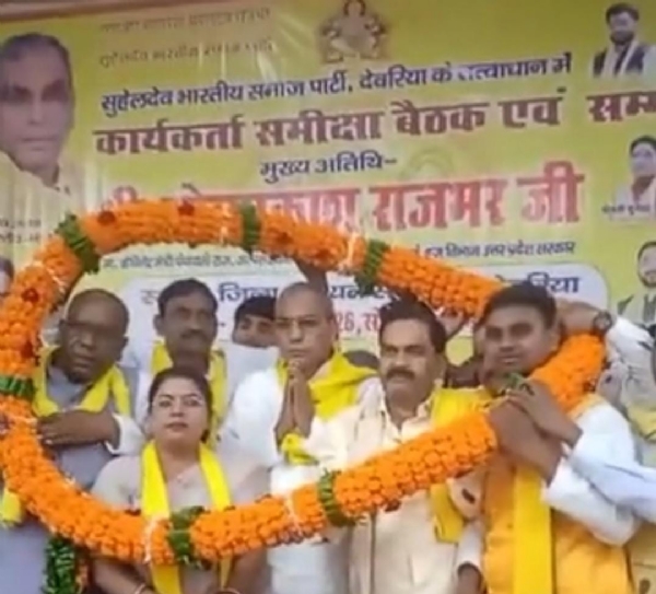 फोटो : ओमप्रकाश राजभर का स्वागत करते कार्यकर्ता नेता फोटो : ओमप्रकाश राजभर का स्वागत करते कार्यकर्ता नेता