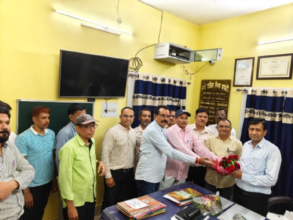 आयुक्त अरुण कुमार वर्मा से मुलाकात करते हुए नगर निगम के कर्मचारी संगठन के सदस्यगण। आयुक्त अरुण कुमार वर्मा से मुलाकात करते हुए नगर निगम के कर्मचारी संगठन के सदस्यगण।