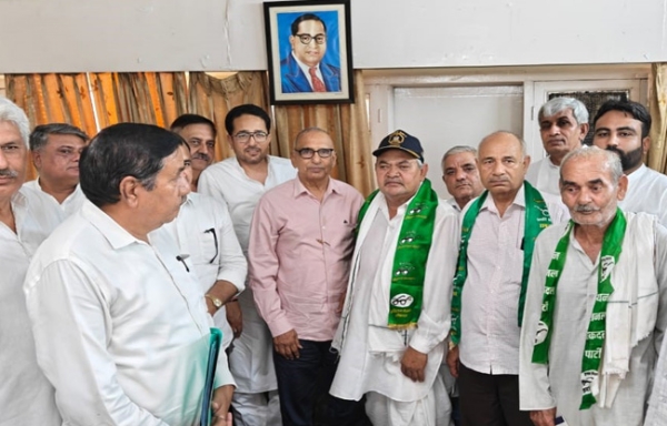 सोनीपत: प्रोफेसर संपत सिंह की अगुवाई में इनेलो में आस्था व्यक्त करते कार्यकर्ता सोनीपत: प्रोफेसर संपत सिंह की अगुवाई में इनेलो में आस्था व्यक्त करते कार्यकर्ता