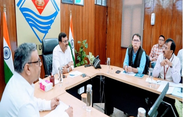 मुख्य सचिव आनंद बर्द्धन सचिवालय में राज्य गंगा समिति की 19वीं बैठक की अध्यक्षता करते हुए।