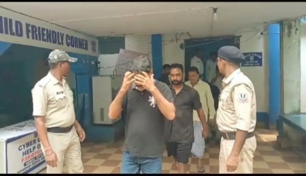आरोपियों को लेकर जाती पुलिस आरोपियों को लेकर जाती पुलिस
