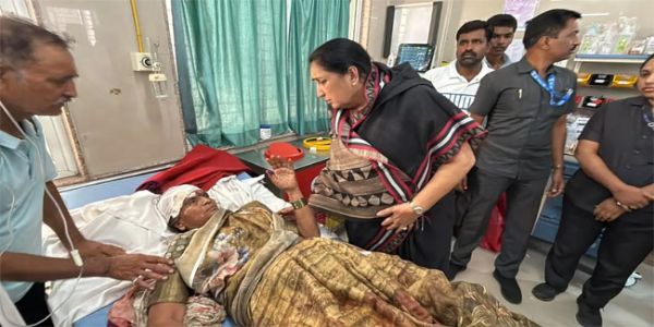 फोटो: पुणे में दुर्घटना में घायलों से मुलाकात करते हुए उपमुख्यमंत्री सुनेत्रा पवार फोटो: पुणे में दुर्घटना में घायलों से मुलाकात करते हुए उपमुख्यमंत्री सुनेत्रा पवार