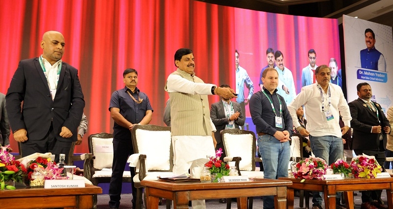 एमपी टेक ग्रोथ कॉन्क्लेव 3.0 में सिंगल क्लिक से औद्योगिक ईकाइयों का लोकार्पण भूमि-पूजन करते हुए मुख्यमंत्री