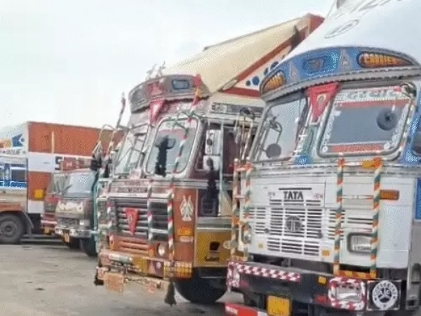 वीएलटीडी और ई-चालान के विरोध में दस हजार ट्रकों के पहिए थमे वीएलटीडी और ई-चालान के विरोध में दस हजार ट्रकों के पहिए थमे