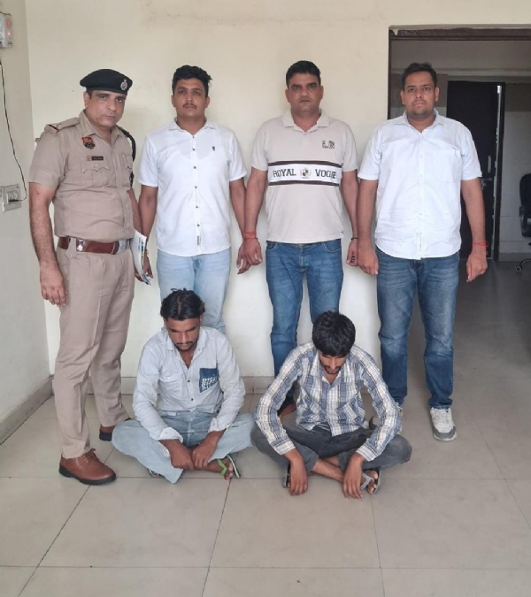 पुलिस हिरासत में चोरी के दो आरोपी पुलिस हिरासत में चोरी के दो आरोपी