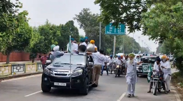 मोटरसाइकिल रैली की अगवाई करते हुए अध्यक्ष बलबीर सिंह राजेवाल