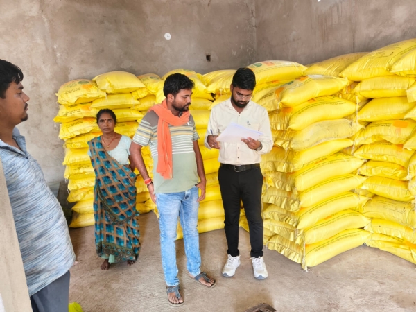 कार्रवाई करते अधिकारी।