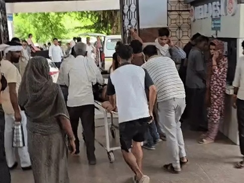 घायलों को इलाज के लिए अस्पताल ले जाते हुए घायलों को इलाज के लिए अस्पताल ले जाते हुए