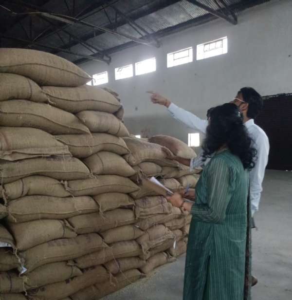 भौतिक सत्यापन करते अधिकारी भौतिक सत्यापन करते अधिकारी