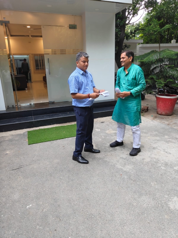 प्रयागराज जिलाधिकारी मनीष कुमार वर्मा को पत्र देते हुए सांसद उज्जवल रमण सिंह के प्रतिनिधि विनय कुशवाहा का छाया चित्र प्रयागराज जिलाधिकारी मनीष कुमार वर्मा को पत्र देते हुए सांसद उज्जवल रमण सिंह के प्रतिनिधि विनय कुशवाहा का छाया चित्र