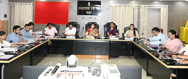 बैठक करती डीएम साहिला बैठक करती डीएम साहिला