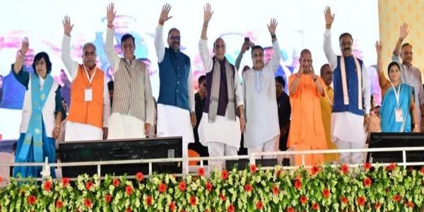 केन्द्रीय मंत्री नितिन गड़करी,रक्षामंत्री राजनाथ सिंह,उप मुख्यमंत्री केशव प्रसाद मौर्य व  ब्रजेश पाठक