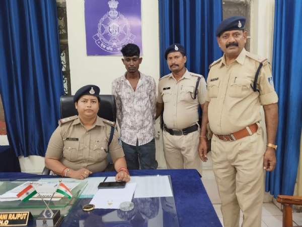 ओवरनाइट एक्सप्रेस में महिला से मंगलसूत्र झपटने वाला आरोपी चंद घंटों में गिरफ्तार, लूटा गया सामान बरामद ओवरनाइट एक्सप्रेस में महिला से मंगलसूत्र झपटने वाला आरोपी चंद घंटों में गिरफ्तार, लूटा गया सामान बरामद