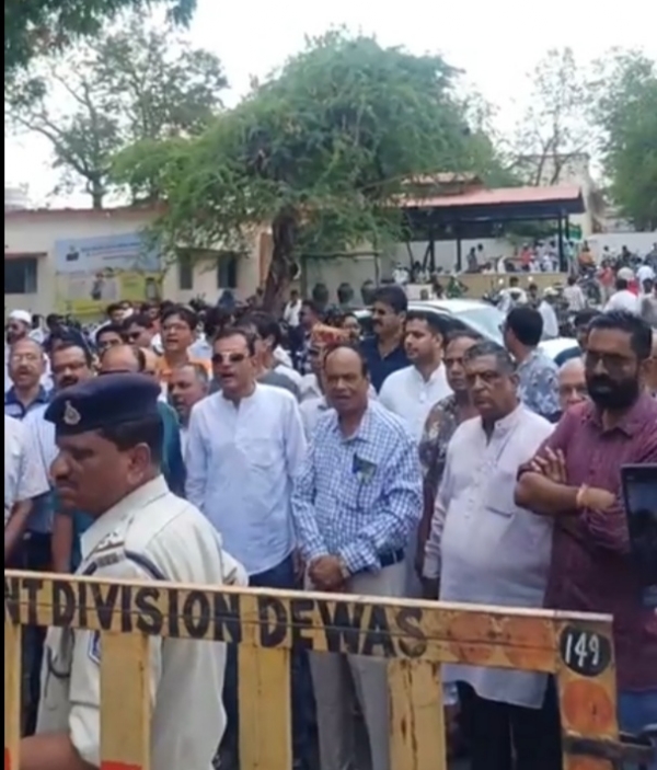 जद्दोजहद करते व्यापारी जद्दोजहद करते व्यापारी