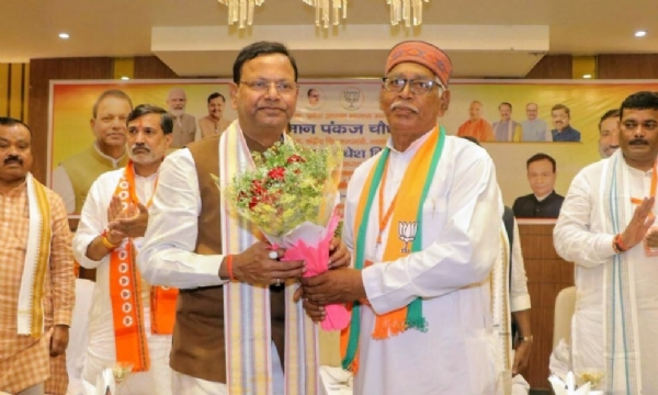 कार्यकर्ताओं से भेंट करते प्रदेश अध्यक्ष पंकज चौधरी कार्यकर्ताओं से भेंट करते प्रदेश अध्यक्ष पंकज चौधरी