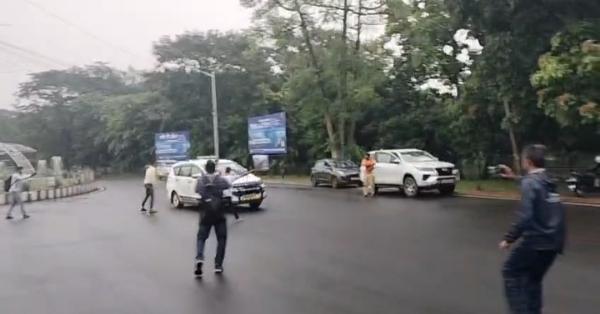 दोला सेन को कल पता कर दिखाते भाजपा कार्यकर्ता दोला सेन को कल पता कर दिखाते भाजपा कार्यकर्ता