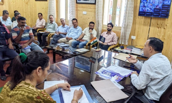 बैठक की अध्यक्षता करते हुए एसडीएम।