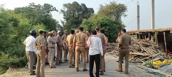 घटना स्थल पर पहुंची पुलिस जांच पड़ताल करते हुए