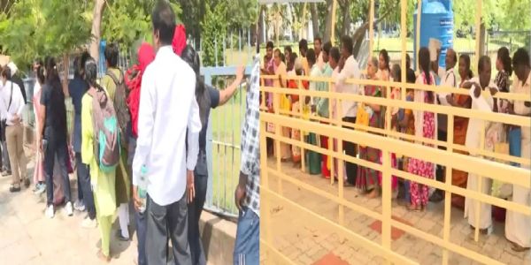 मुख्यालय में उमड़ता हुआ भीड़ मुख्यालय में उमड़ता हुआ भीड़