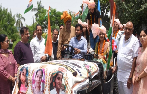 सोनीपत: एमडीयू टापर छात्राओं के सम्मान         में जीप चलाकर उनका उत्साहवर्धन करते विधायक देवेंद्र कादियान।