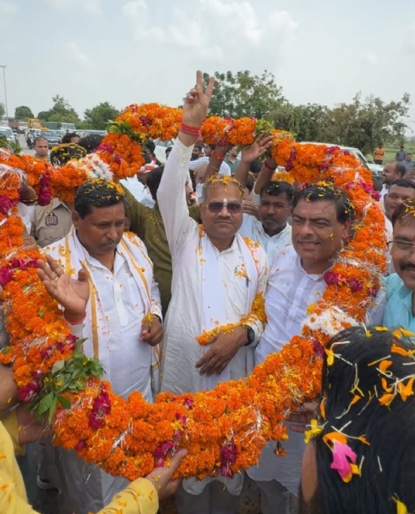 फोटो। स्वागत करते हुए बीजेपी के नेता फोटो। स्वागत करते हुए बीजेपी के नेता