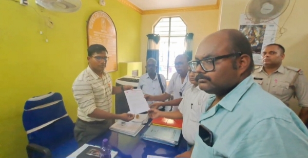 कार्यालय में ज्ञापन सौपते माकपा नेता