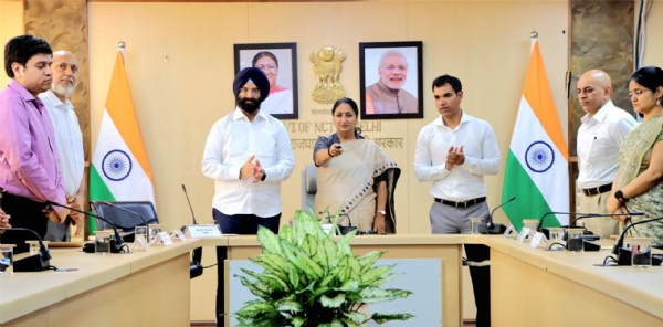 दिल्ली की मुख्यमंत्री रेखा गुप्ता सोमवार को ‘डस्ट पोर्टल 2.0’ शुभारंभ करते हुए दिल्ली की मुख्यमंत्री रेखा गुप्ता सोमवार को ‘डस्ट पोर्टल 2.0’ शुभारंभ करते हुए