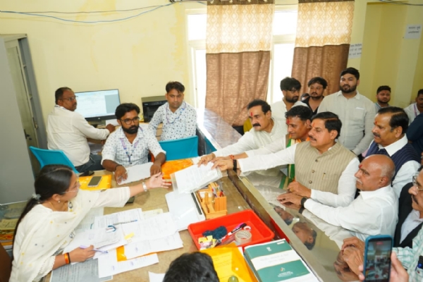 भाजपा ने नामांकन के साथ दिखाया शक्ति प्रदर्शन भाजपा ने नामांकन के साथ दिखाया शक्ति प्रदर्शन