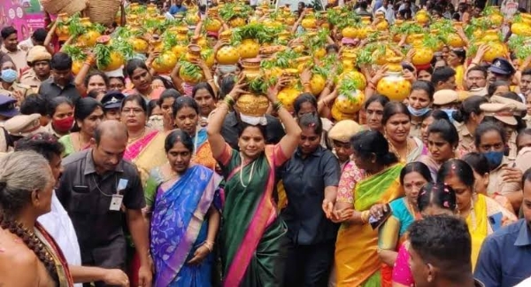 बोनालू उत्सव में भाग लेती के. कविता की फाइल फोटो बोनालू उत्सव में भाग लेती के. कविता की फाइल फोटो