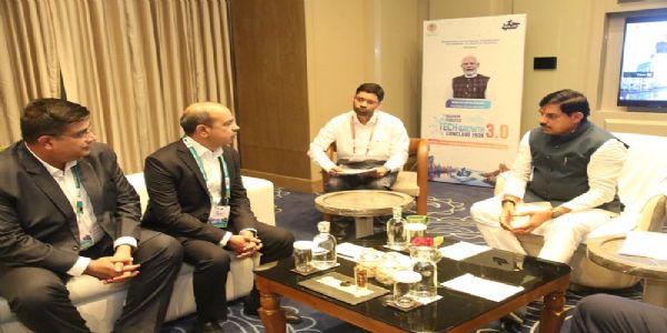 एमपी टेक ग्रोथ कॉन्क्लेव 3.0 में उद्योगपतियों से वन-टू-वन चर्चा करते हुए मुख्यमंत्री एमपी टेक ग्रोथ कॉन्क्लेव 3.0 में उद्योगपतियों से वन-टू-वन चर्चा करते हुए मुख्यमंत्री