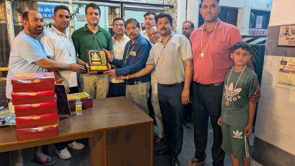 Doctors serving Amarnath pilgrims honored; initiative by Baba Barfani Seva Mandal. Doctors serving Amarnath pilgrims honored; initiative by Baba Barfani Seva Mandal.