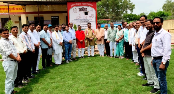 धौलपुर में एक पेड़ एक शिक्षक अभियान के तहत वृक्षारोपण धौलपुर में एक पेड़ एक शिक्षक अभियान के तहत वृक्षारोपण