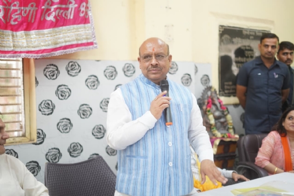 रोहिणी सेक्टर-9 में सोमवार को विशेष गहन पुनरीक्षण (एसआईआर) संबंधी जागरूकता बैठक को संबोधित करते दिल्ली विधानसभा के अध्यक्ष विजेंद्र गुप्ता रोहिणी सेक्टर-9 में सोमवार को विशेष गहन पुनरीक्षण (एसआईआर) संबंधी जागरूकता बैठक को संबोधित करते दिल्ली विधानसभा के अध्यक्ष विजेंद्र गुप्ता