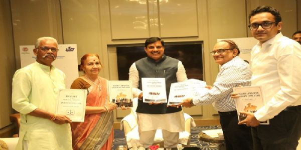मुख्यमंत्री को यूसीसी का फाइनल प्रतिवेदन सौंपते हुए समिति के सदस्य मुख्यमंत्री को यूसीसी का फाइनल प्रतिवेदन सौंपते हुए समिति के सदस्य