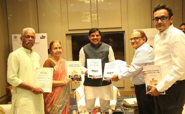 मुख्यमंत्री को यूसीसी का फाइनल प्रतिवेदन सौंपते हुए समिति के सदस्य मुख्यमंत्री को यूसीसी का फाइनल प्रतिवेदन सौंपते हुए समिति के सदस्य