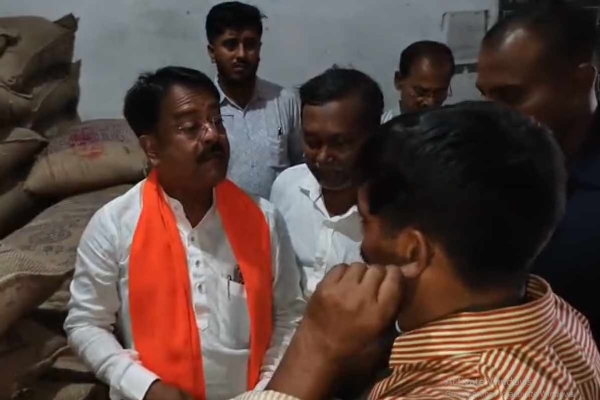 मंत्री के समाने कान पकड़कर उठक बैठक करता आरोपित मंत्री के समाने कान पकड़कर उठक बैठक करता आरोपित
